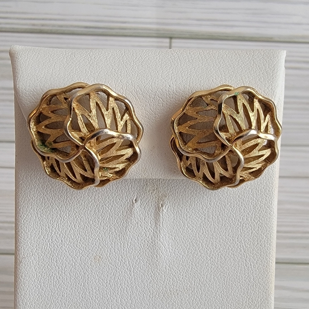 Vintage Crown Trifari Gold Tone Openwork Flower Rose Clip On Earrings